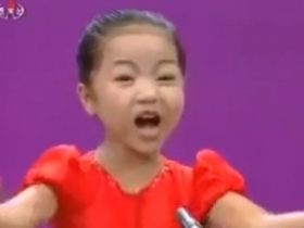 北韓紅衣小女孩唱歌跳舞　表情有夠詭異...