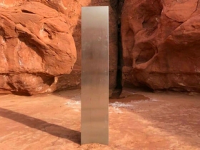 美國猶他州神秘的金屬柱，可能只是用來拍戲的道具
