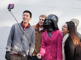 原力覺醒！星戰雷射光劍造型 Selfie Stick 登場