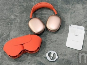 「潮到出水」的 AirPods Max 動耳戴，帶來完整的包覆聆聽感受