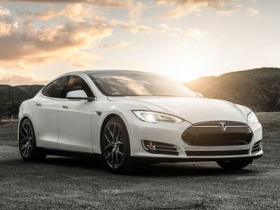 性能再提升，Tesla Model S P85D 快到要飛天！