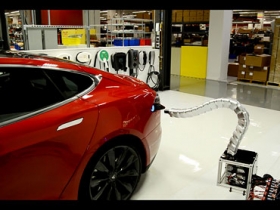 充電全自動！Tesla 展示全新車用充電器系統