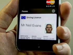 開車要用 iPhone？英國政府擬將駕駛執電子化