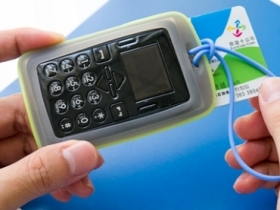 卡片手機新玩法：多功能護套 能放悠遊卡
