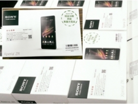Sony Xperia ZR 黑白雙色開賣，紅綠再等等
