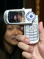Samsung 首款百萬畫素手機 P738　旋轉上市