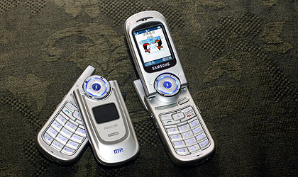Samsung 首款百萬畫素手機 P738　旋轉上市