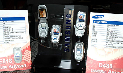 Samsung D488、E818 替你告別彈指神功　