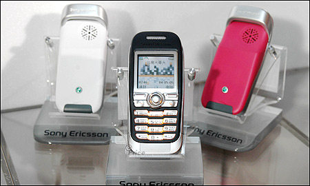 Sony Ericsson J300i 展現年輕花樣風貌
