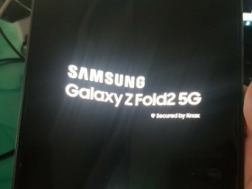 三星 Galaxy Z Fold 2 實機諜照現身，證實螢幕開孔設計