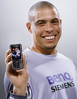 足球巨星羅納度代言 BenQ-Siemens 手機