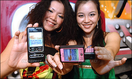 音樂手機始發力作　Nokia 3250 扭機顯神通