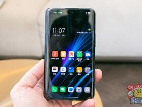 寬顯示比例雖好,OPPO 寬螢幕直立手機可能不方便單手操作 寬顯示比例雖好,OPPO 寬螢幕直立手機可能不方便單手操作