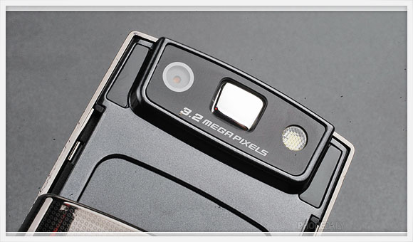 Samsung E950 水貨到　首創 OLED 觸控子螢幕