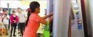 天生神力？女子徒手拆爛 ATM