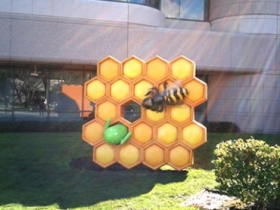 Google 的草皮上有 Honeycomb 蜂巢雕像囉