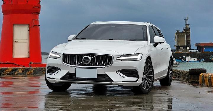 (chujy) VOLVO V60 Recharge T8 Momentum 雙能電動，聰明選擇