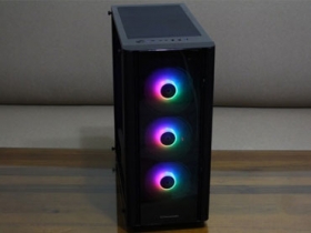 曜越Thermaltake V250 TG ARGB強化玻璃中直立式機殼-搭載三顆120mm ARGB風扇與前面板玻璃設計，炫彩燈效嶄露無遺