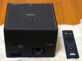 EPSON EpiqVision Mini EF-12 迷你雷射投影機 讓 宅在家裡也不無聊