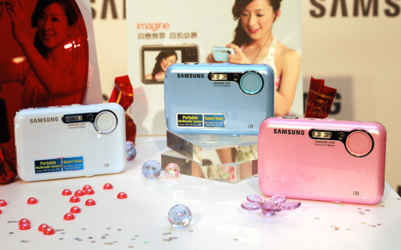 搶攻自拍族　Samsung i8 多媒體數位相機自戀上市