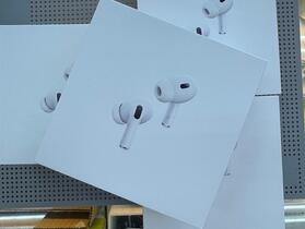 【獨家特賣】Apple AirPods 2 (USB-C) 耳機 限時特價只要 $6,000！(5/24-5/30)