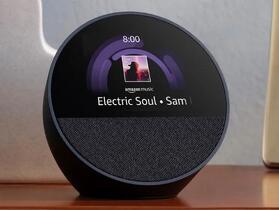 亞馬遜推出全新 Echo Spot，同樣適合作為床頭的智慧鬧鐘、可使用 Alexa 數位助理服務