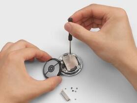 從修不了到接近滿分，iFixit 大讚 Google Pixel Watch 4 維修超容易