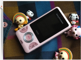新色賞：Sony Ericsson W205 粉紅糖果機