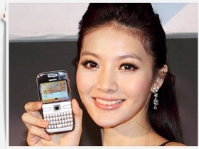 二代 E 系電郵薄機　Nokia E72 售 15,600 元
