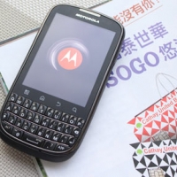 可放進口袋的觸控鍵盤手機：MOTO Pro+ 海外版實測