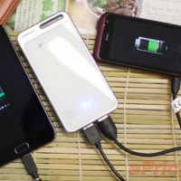 高電量、好攜帶：MOMAX iPower Lite 5400mAh 行動電源