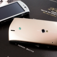 【寫真】Xperia neo V 穿金戴銀，新色迎好年