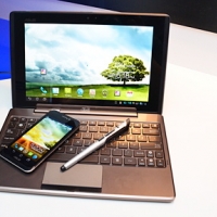 【MWC12】ASUS Padfone 試玩：善變的俄羅斯娃娃