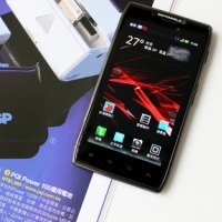 【實測】RAZR MAXX 雙倍電力，好長好厲害！