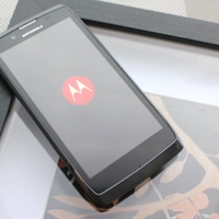 刀鋒機玩大眾化　MOTO RAZR V XT885 新機評測