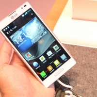LG Optimus L9：4.7 吋 IPS 大螢幕中階機