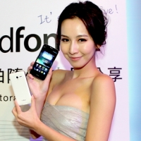 ASUS Padfone 2 搭中華強勢發表,單機$17,901元起