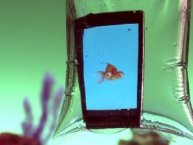 神奇「水中互動」App  讓防水手機變得超好玩！