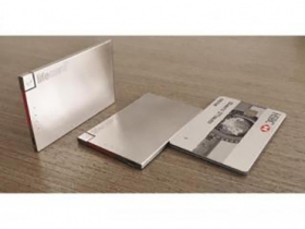 全世界最小！三張卡片厚度的行動電源問世！