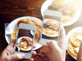 吃飯前要先拍照？英餐廳推出手機攝影包服務