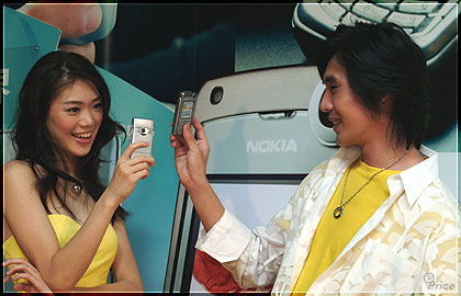 3G 雙鏡頭前後開攻　Nokia  6680 高規格出擊