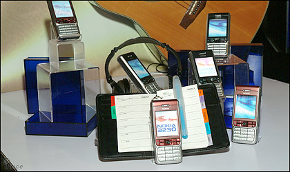 玩樂手機 Nokia 3230　工作、娛樂兩者兼顧