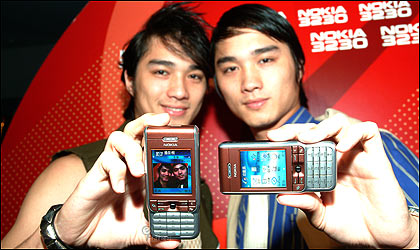 玩樂手機 Nokia 3230　工作、娛樂兩者兼顧