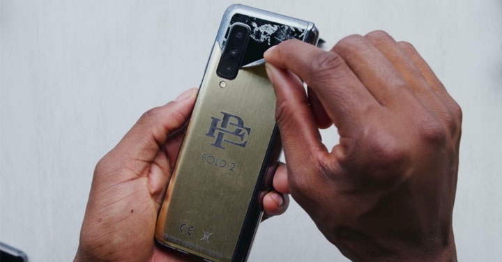 毒梟品牌第二代螢幕可凹折機有人收到了，但它就是貼上貼紙的 Galaxy Fold