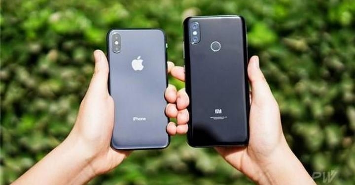 小米 CEO 雷軍被網友抓包用 iPhone,引爆米粉網友爭論