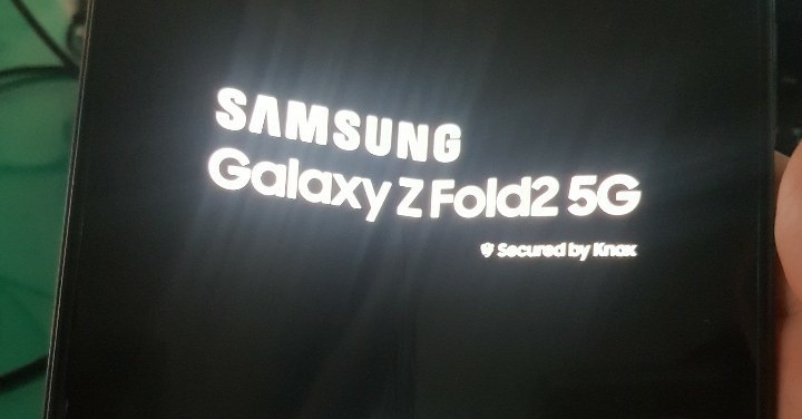 三星 Galaxy Z Fold 2 實機諜照現身,證實螢幕開孔設計