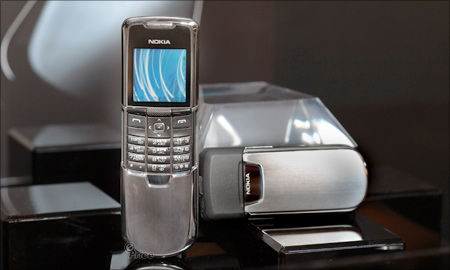 不鏽鋼旗艦！　Nokia 8800 滑蓋再進化