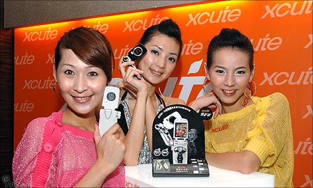 國產手機 xcute DV2　600 萬畫素高規不貴