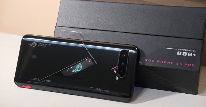 S888+ 戰隊襲來：ASUS ROG Phone 5s Pro 電競手遊款開箱、外觀、電池、遊戲、相機實測