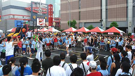 「遠傳盃」女子鬥牛賽　美眉相招拼籃球